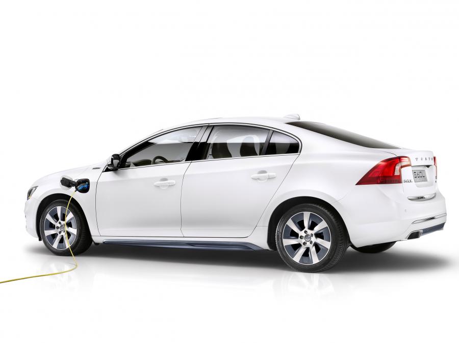  Volvo S60L PPHEV Concept 2014 года  (фото 2 из 16)